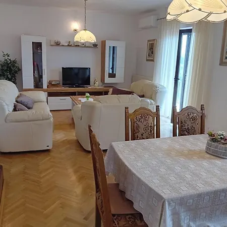 Apartment Ana *